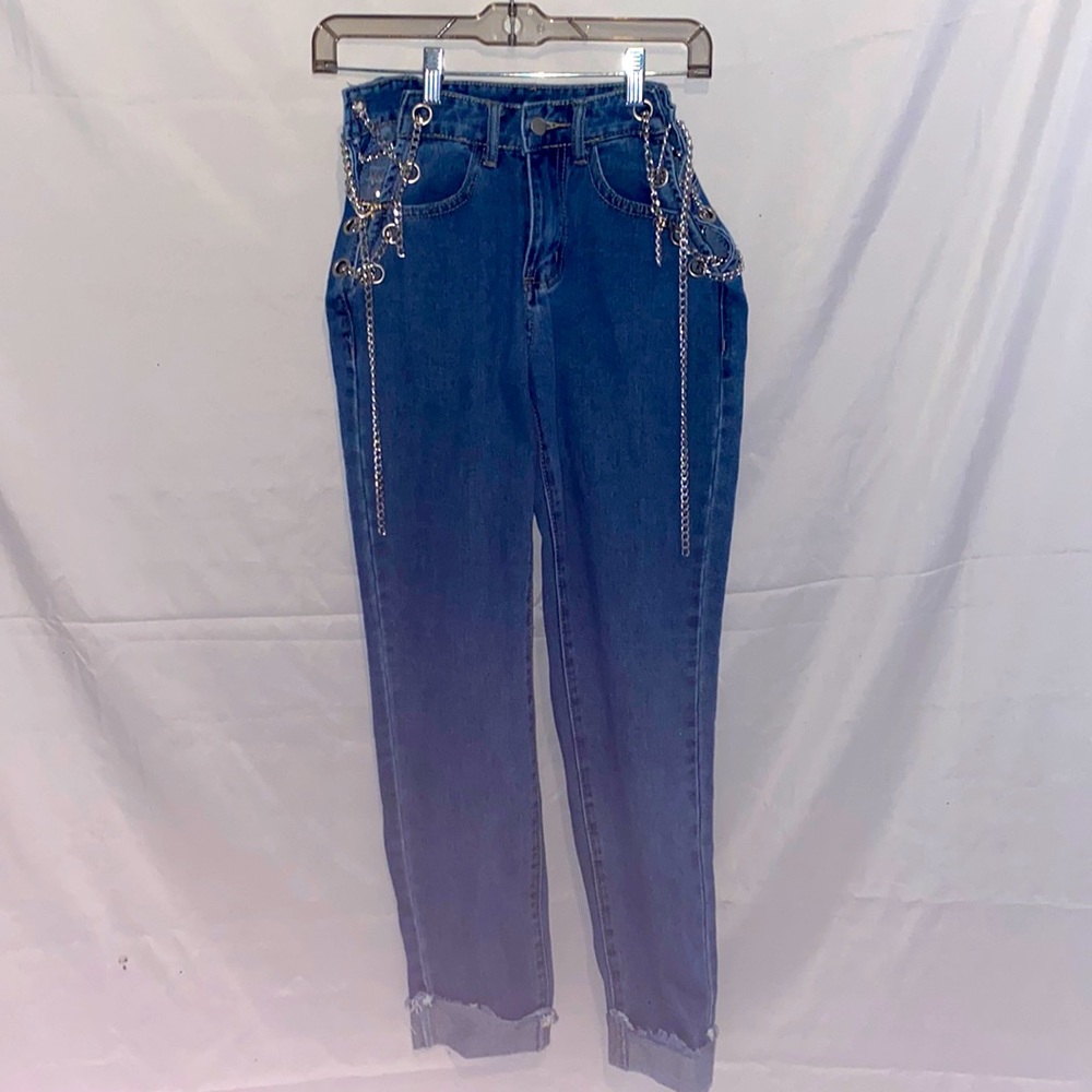 Chain detail cutout mom jean!